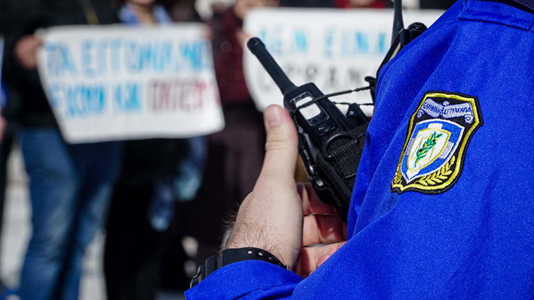 Συλλήψεις στο κέντρο της Αθήνας – Βρέθηκαν φωτοβολίδες και όπλο-ρεπλίκα σε σακίδια